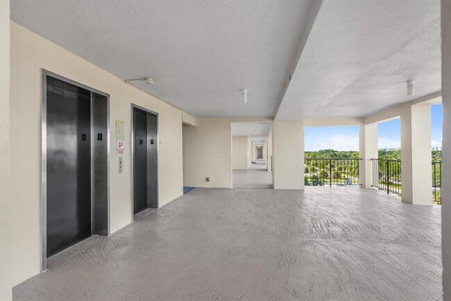 Building Photo - 3050 N Palm Aire Dr