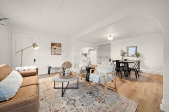 Building Photo - 627 E Wellesley Ave