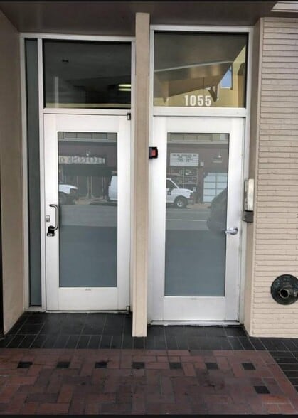 Building Photo - 1055 6th Ave