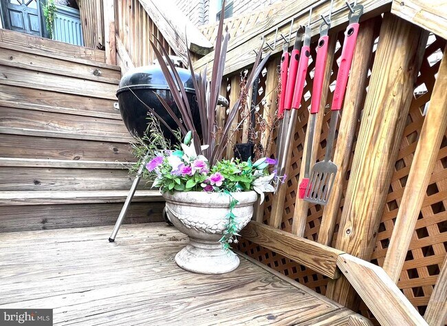 Building Photo - 721 12th St SE