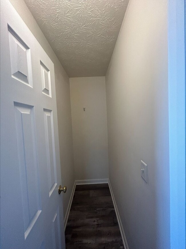 Building Photo - Large 3 Bedroom Townhome Available For Short-Term Lease! Brand New Flooring and Paint!