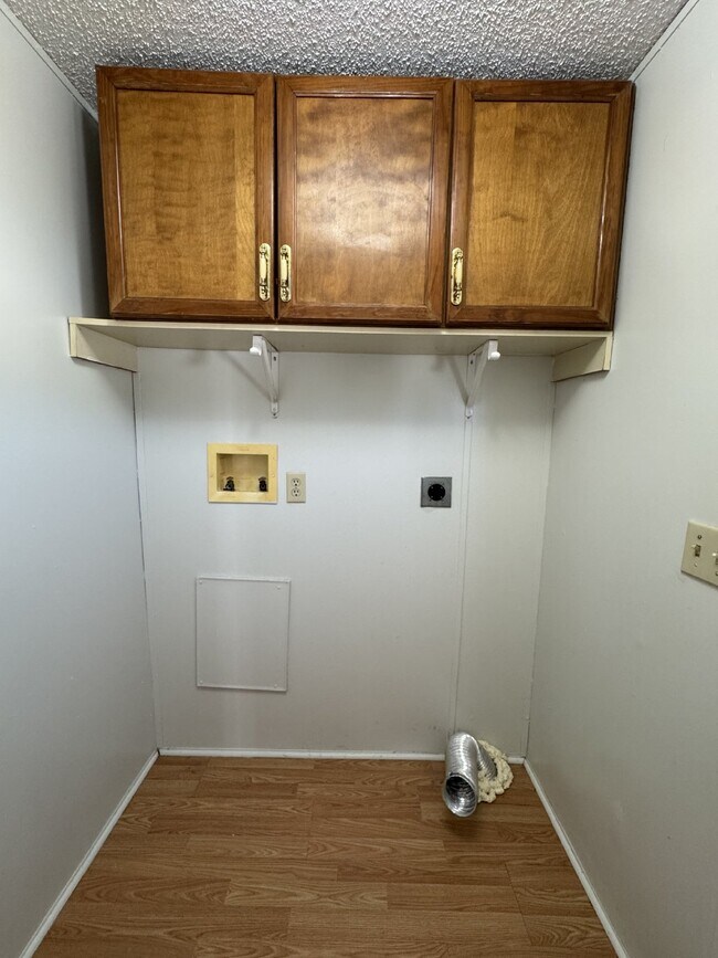 Building Photo - "Charming 2-Bed, 2-Bath in Hendersonville.