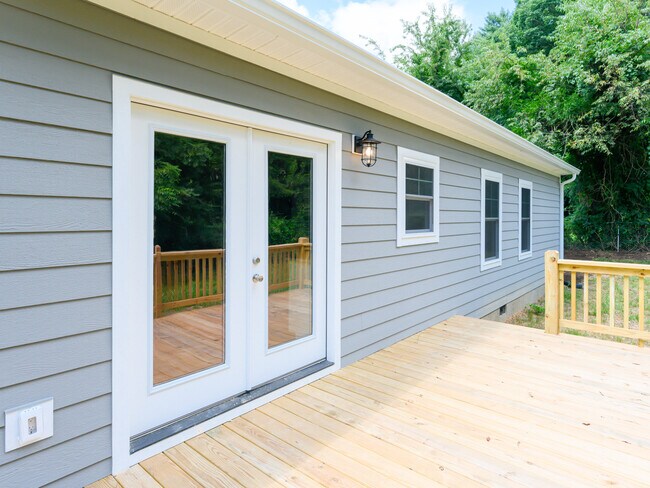 Building Photo - 27 W Chapel Rd