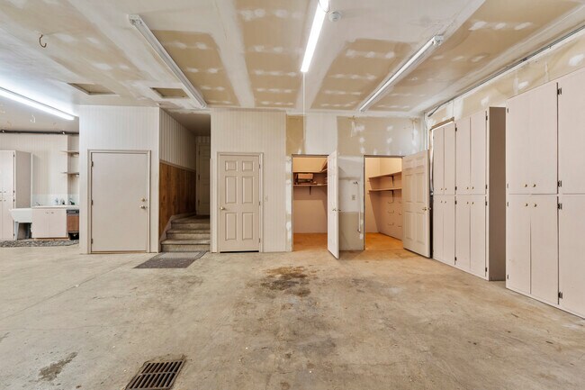 Building Photo - 2024 E Southeast Blvd