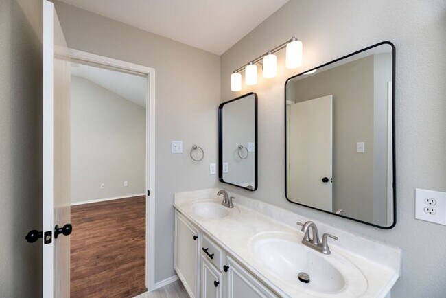 Building Photo - Move in Ready! 3 Bed/ 2 Bath in White Sett...