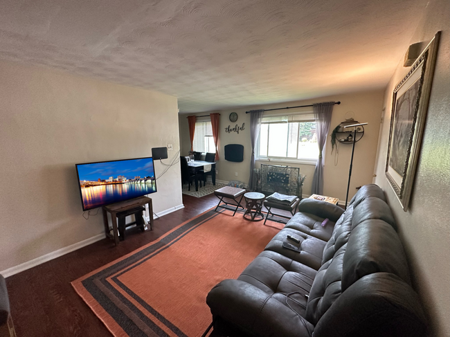 Building Photo - 2nd Flr 2 Bed 1 Bath Apt w/ Hardwood And T...