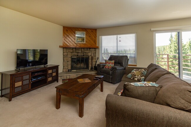 Primary Photo - Buffalo Ridge Condos-All Utilities, Clubhouse, Wifi, Bus Route & Views