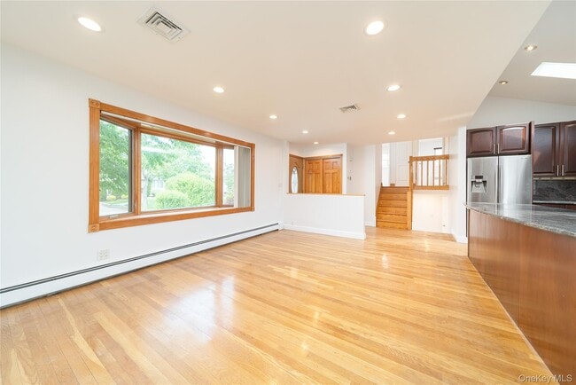 Building Photo - 6 Manor Dr