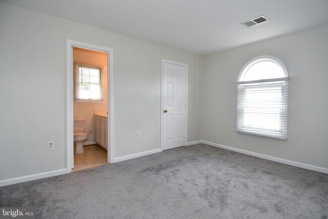 Building Photo - 114 Westwick Ct