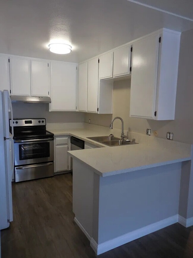 Building Photo - Newly renovated Mission Valley unit