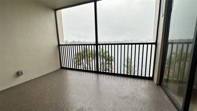 Building Photo - 118 Lake Emerald Dr