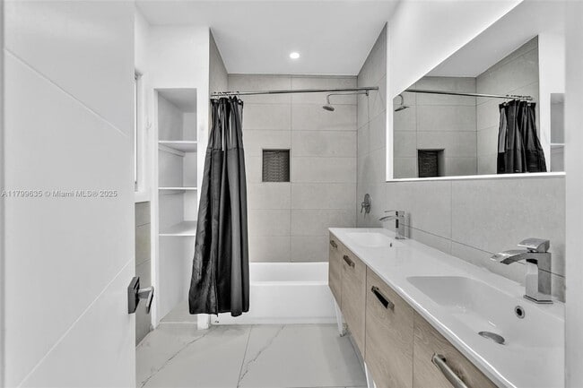 Building Photo - 9257 Bay Dr
