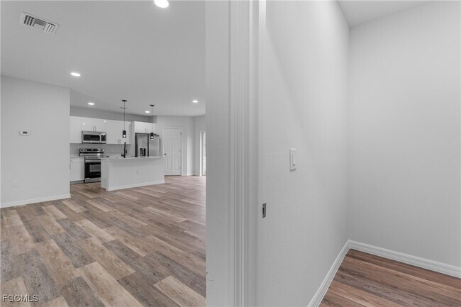 Building Photo - 945 Butler St E