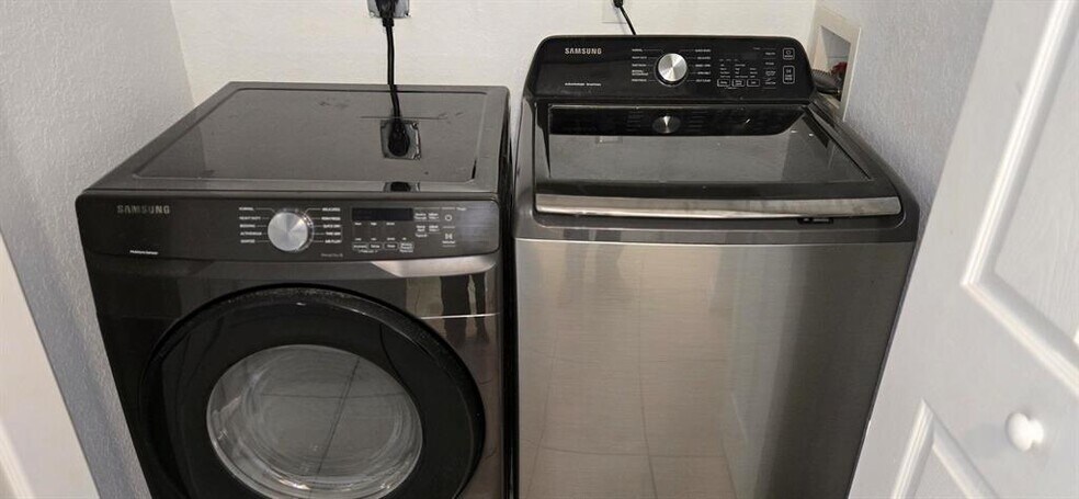 Building Photo - 4946 Leeward Ln