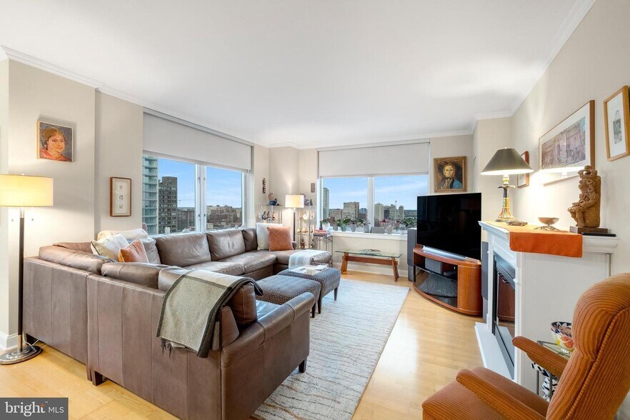 Building Photo - 440 S Broad St