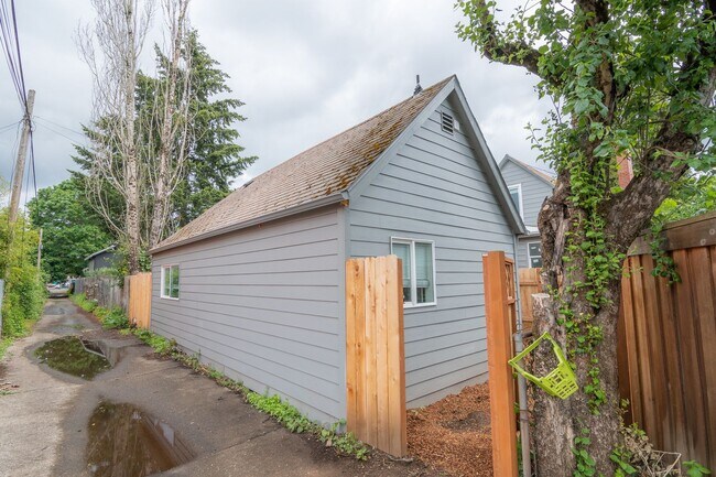 Building Photo - 4847 SE 65th Ave