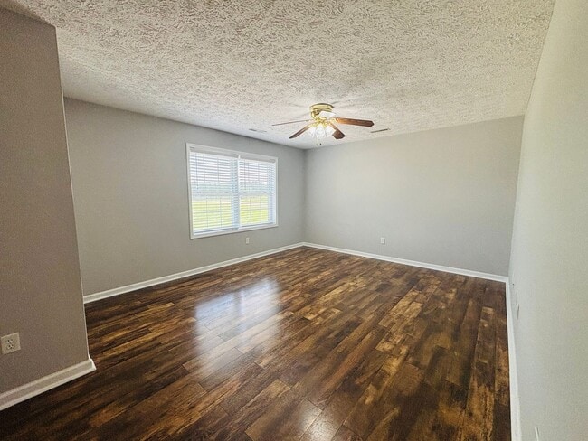 Building Photo - Conveniently located 2 Bedroom, 1.5 Bath Townhouse