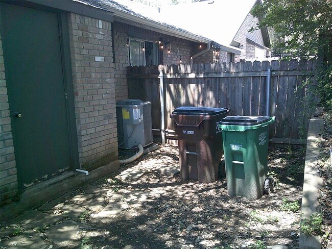 Building Photo - 1015 E Yager Ln