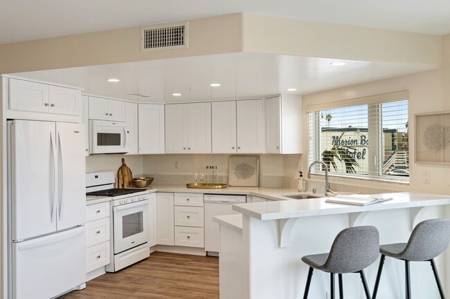 Building Photo - 3BD + BONUS ROOM/4BA - LUXURY BEACH CONDO,...