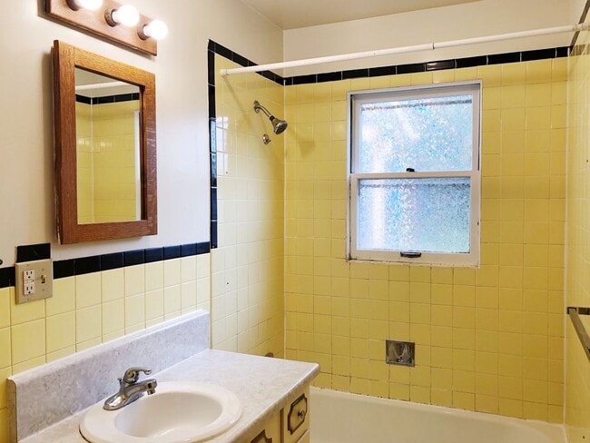 Building Photo - Huntington 01