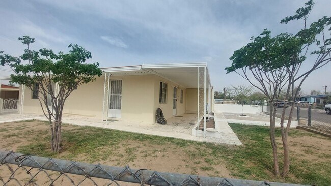 Building Photo - 4 bedroom 2 bathroom home ready now!!!!