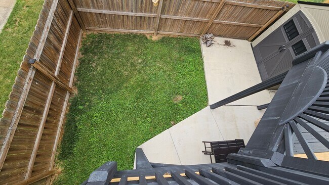 Building Photo - DON'T MISS THIS STUNNER!  3 Bedroom End Unit Townhome in Quiet Location!