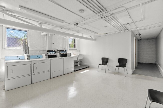 Building Photo - 684 Farmington Ave