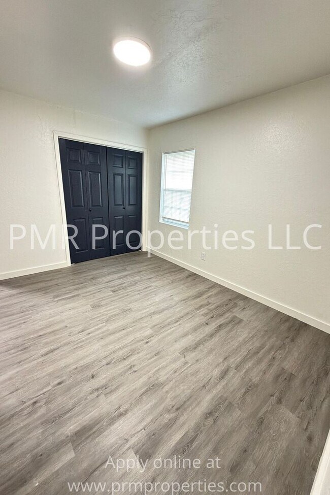 Building Photo - 4 Bedrooms / 2 Bathrooms House