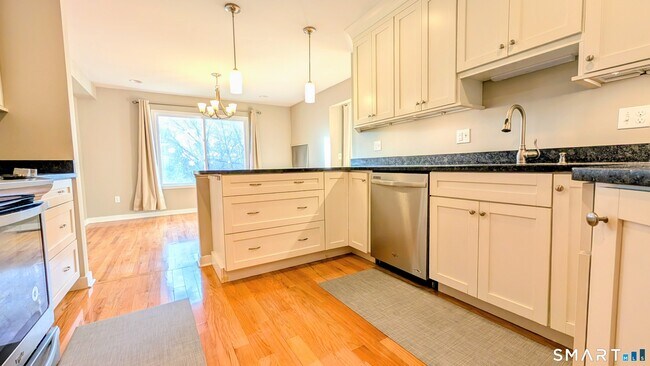 Building Photo - 10 Ledgewood Dr