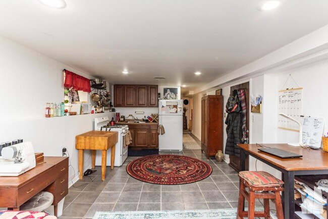 Building Photo - 2 bedroom in West Town IL 60612