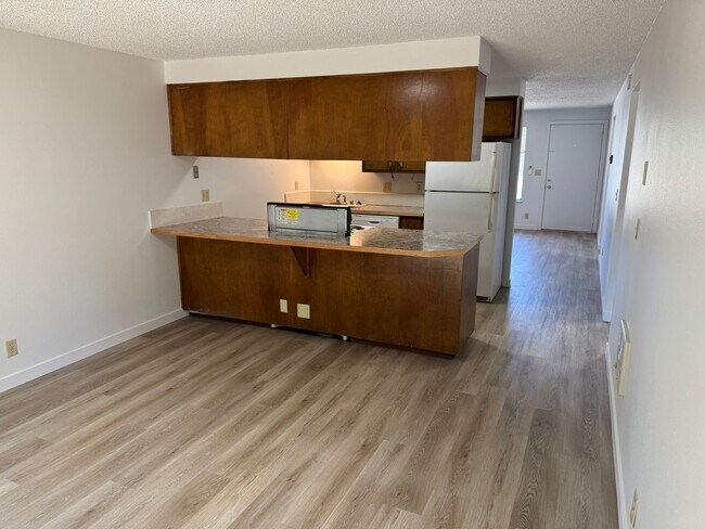 Building Photo - Large single level 2-bedroom/1 bath duplex in Springfield!