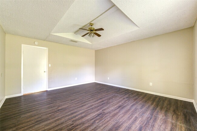 Building Photo - 212 Quaker Dr