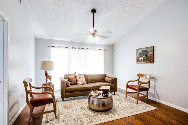 Building Photo - Charming Townhome on a Quiet Cul-de-Sac