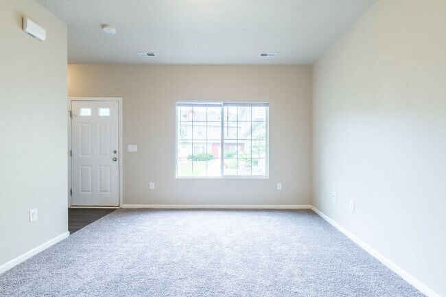 Building Photo - 3 Bedroom, 2.5 Bath Townhome for Rent in P...