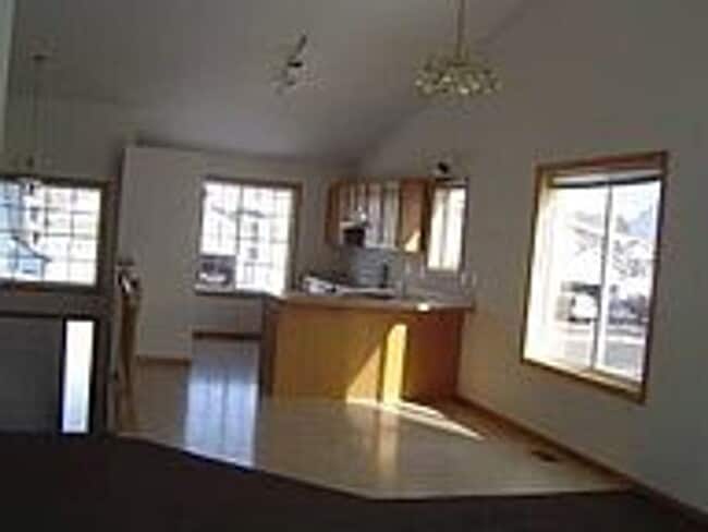 Building Photo - Two Bedroom Two Bathroom Spacious Townhome
