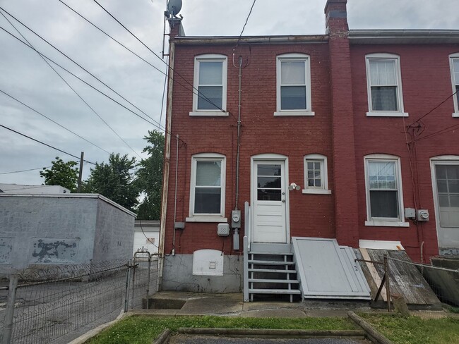 Building Photo - Two Bedroom Lancaster City Row Home