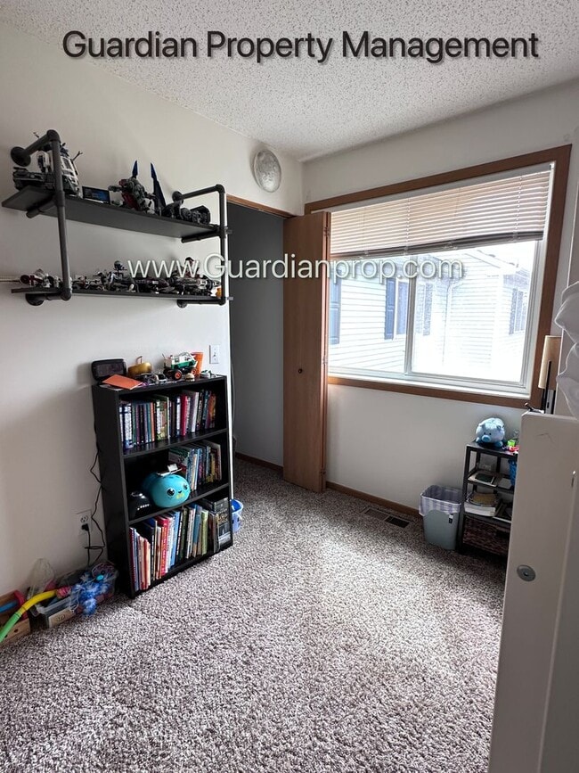 Building Photo - Apple Valley Town Home, 1 Car Garage, Laundry in Unit, Storage