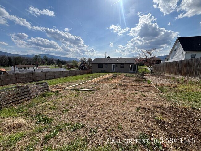 Building Photo - 3615 Ellen Dr