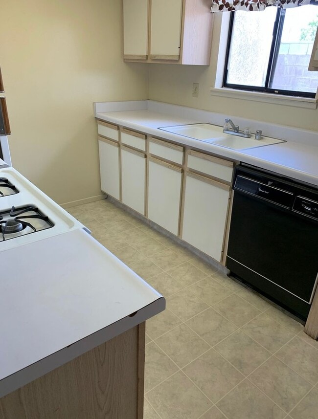 Building Photo - 1 BEDROOM 1 BATH UNIT