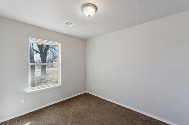 Building Photo - Beautiful 3 Bedroom, 2 Bath Home Close to Choctaw