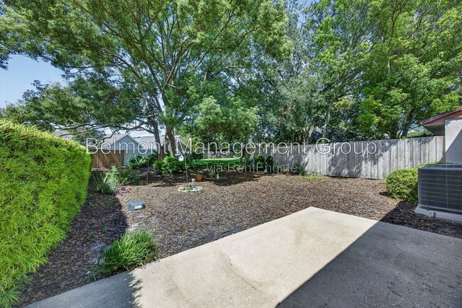 Building Photo - 102 Edgewater Cir