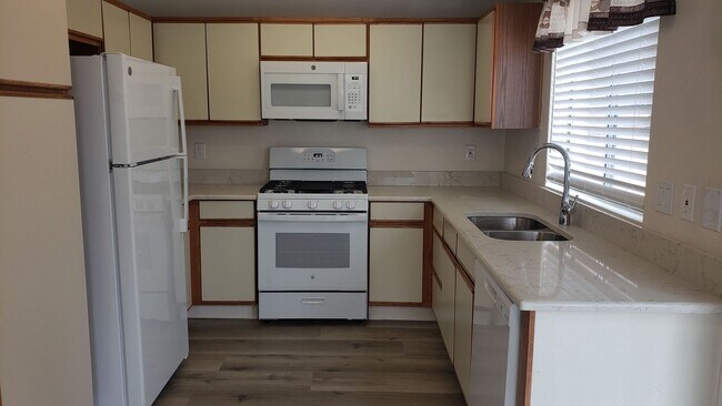 Building Photo - NICE 3 BED/2.5 BATH/2 CAR GARAGE/1590 SQ. ...