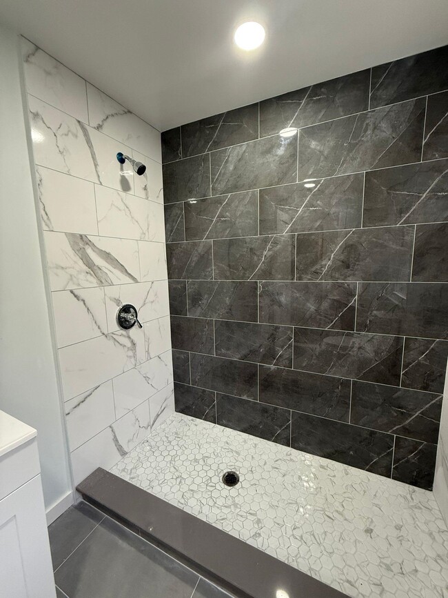 Building Photo - 407 Elm St