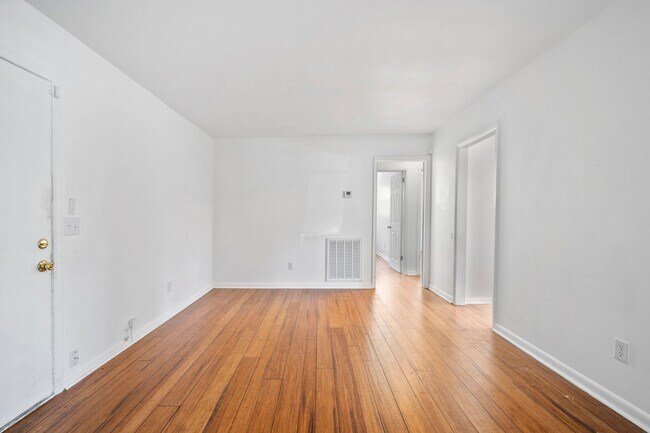 Building Photo - 4758 Trenton Dr