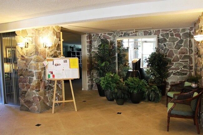 Building Photo - 622 Edgewater Dr