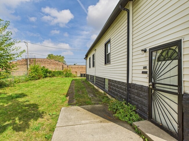 Building Photo - 8535 S Givins Ct