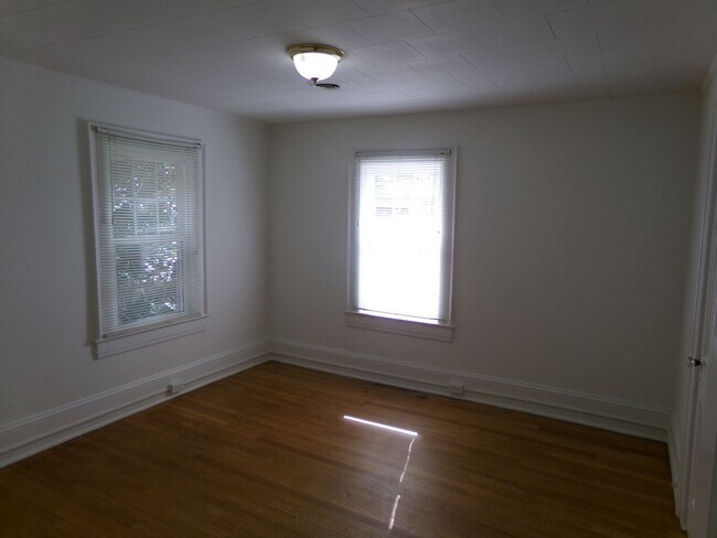 Building Photo - 1529 W First St