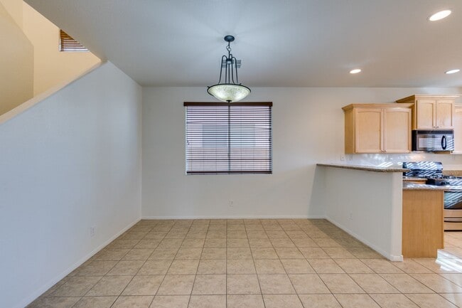 Building Photo - Great 3 bedroom house with a large loft an...