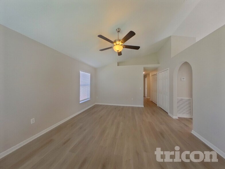 Building Photo - 5852 Lake Front Dr