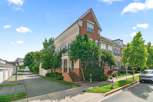 Building Photo - 2 Bed 2.5 Bath - Lakelands Townhome - Deta...